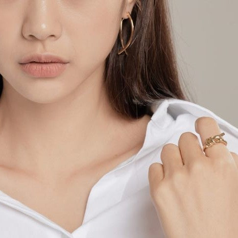 Bolt knot open ring